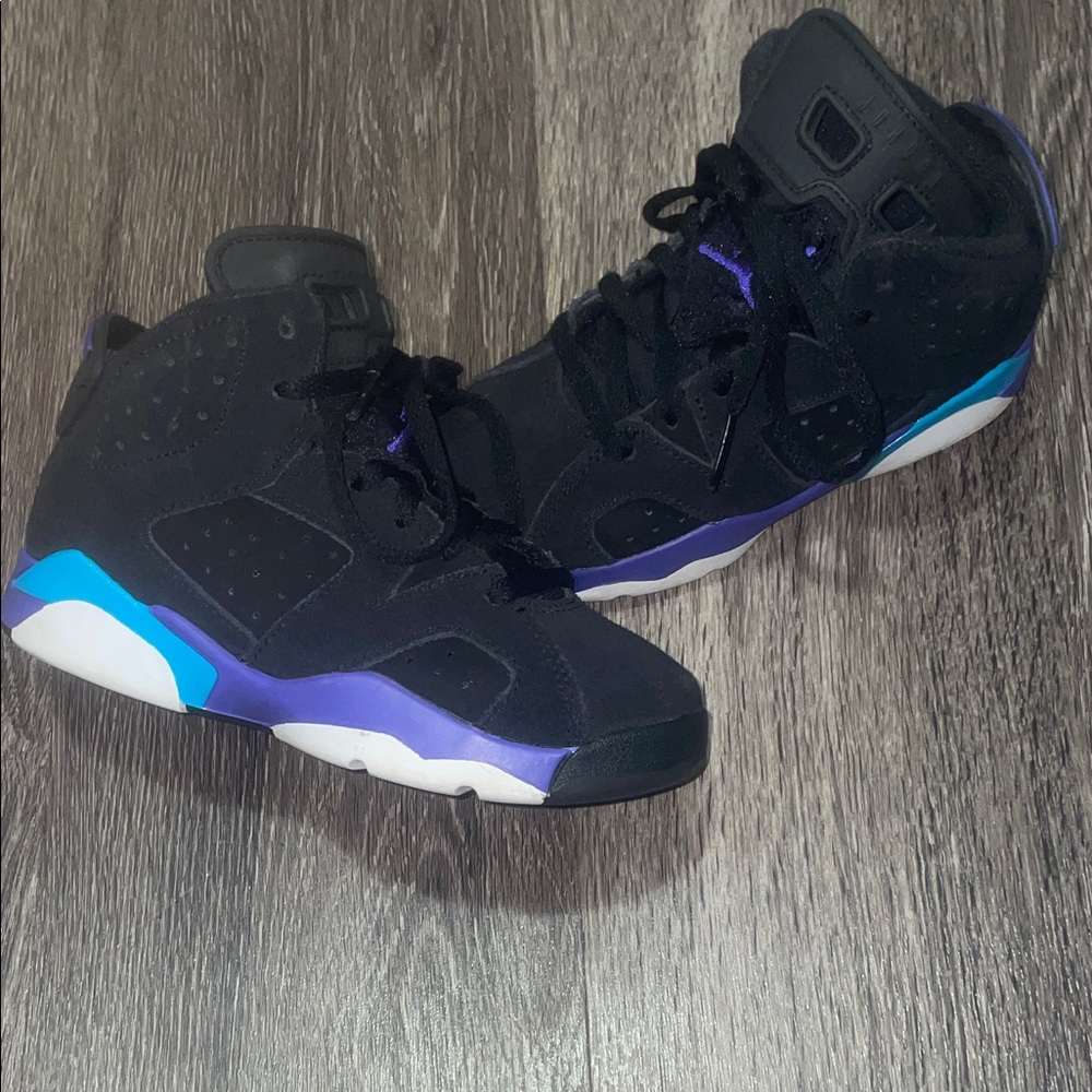 Kids Black and Purple Retro 6 Jordans sneakers size 11c